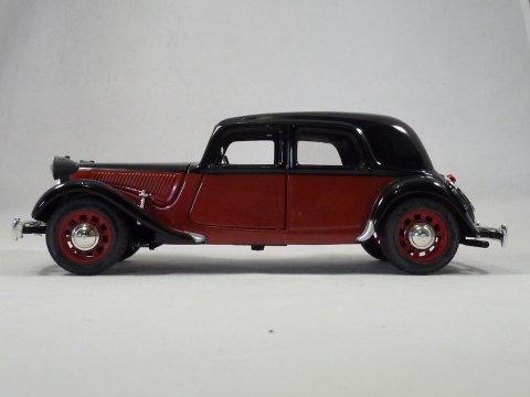 Citroen Traction Avant 15 CV, 1938, Burago, -, scale 1op24 rood zwart