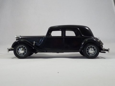 Citroen Traction Avant 15 CV, 1938, Burago, -, scale 1op24 zwart