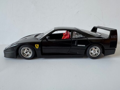 Ferrari F40 1987 Bburago scale 1op24