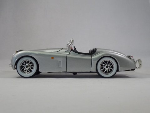 Jaguar XK120 cabriolet, 1948, Burago, -, scale 1op24 zilver