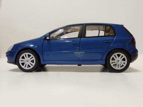 Volkswagen VW Golf type 5 5-deurs 2004 Bburago schaal 1op18